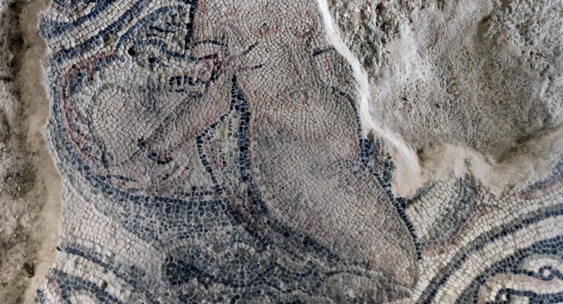 Nereida sobre monstruo marino; detalle del mosaico del pasillo oriental