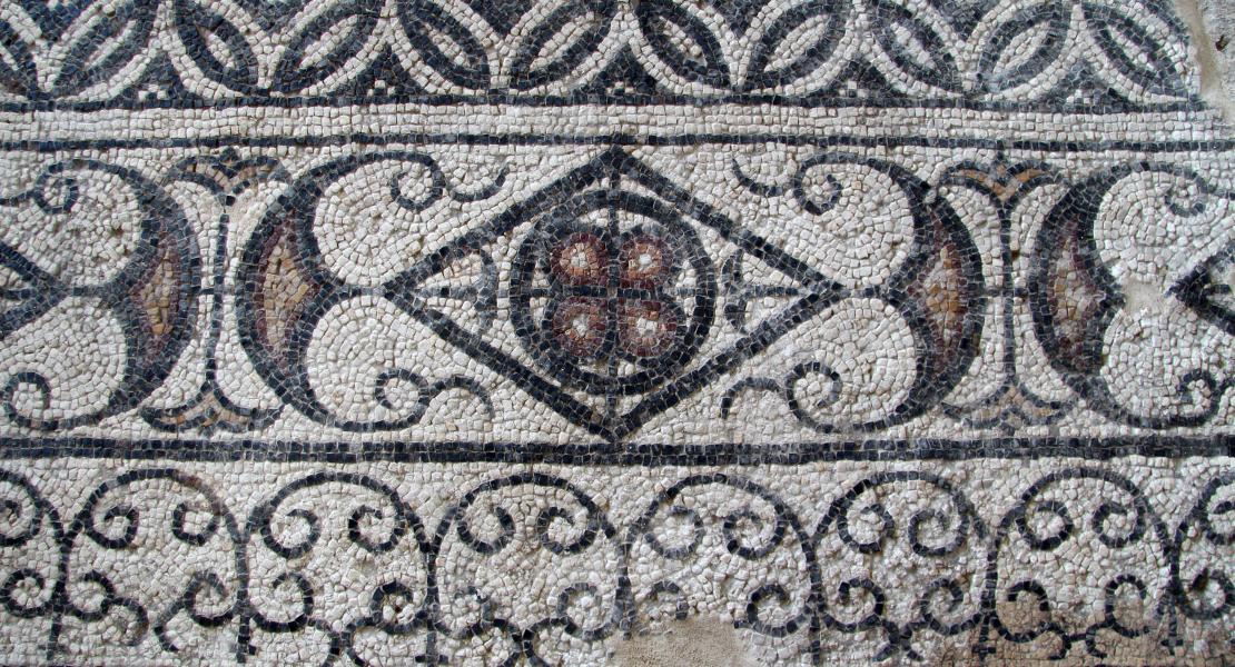 Detalle de la cenefa decorativa del mosaico del triclinium