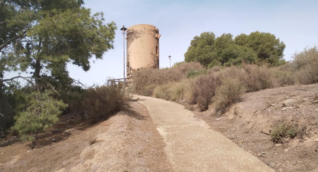 Final del sendero que da acceso a la torre