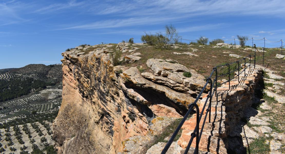 Roca escarpada donde se asienta el yacimiento