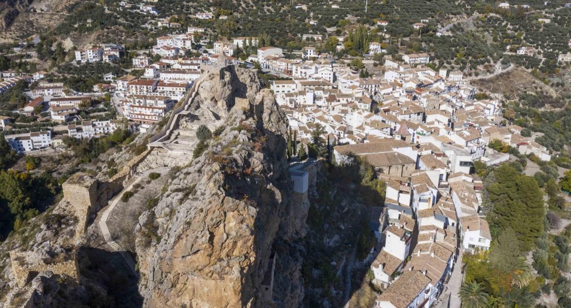Vista aérea del Castillo de la Peña, se puede observar la subida actual, con escaleras, hacia el Cristo del Sagrado Corazón, donde se ubica la Torre del Homenaje, así como el punto más alto de la fortificación - Fotografía: IAPH