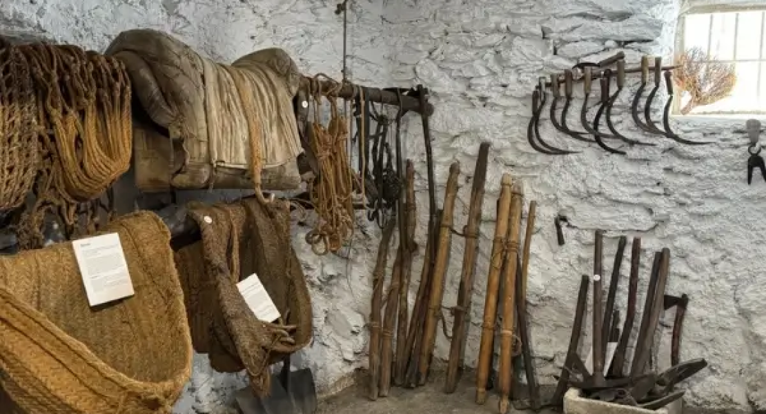 Utensilios realizados con esparto para su uso rural. Fotografía: Ayuntamiento de Bubión.